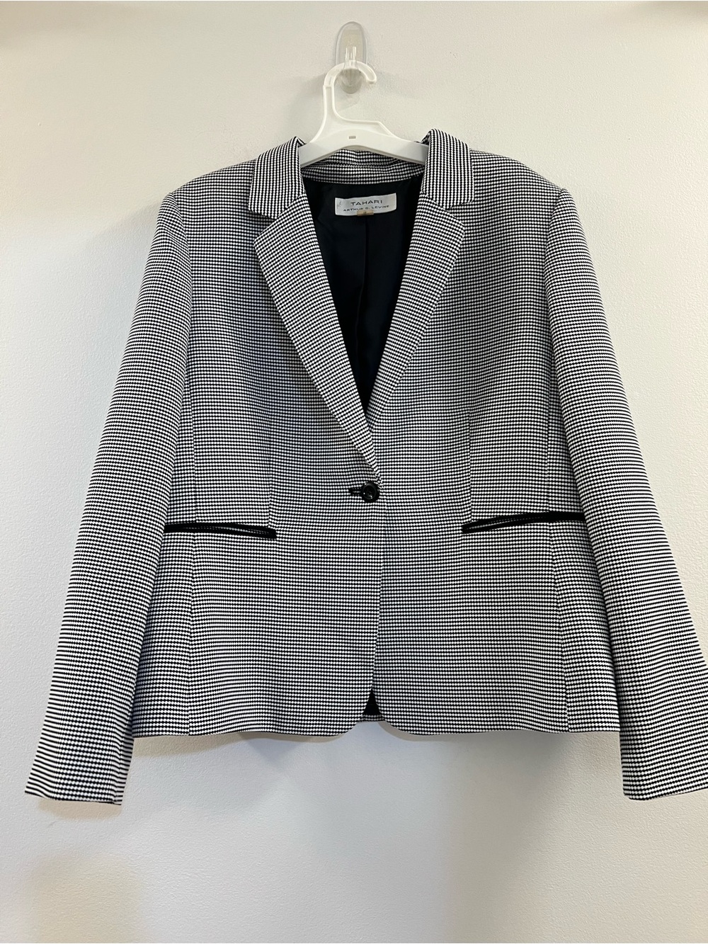 Tahari Arthur S. Levine black and white houndstooth blazer